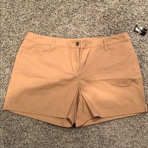 NEW Women’s Shorts 16 Axcess 😃